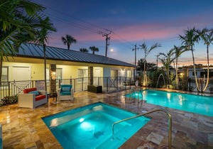 Bermuda Bungalows #3 🌴🏄‍♀️Quick Walk to Public Beach 🏊🩴Pool/Spa On-Site 🏖️🌅Downtown Singer Island 🌊😎Walk to Restuarants, Bars, Shops 🐬🌞Free On-Site Parking!