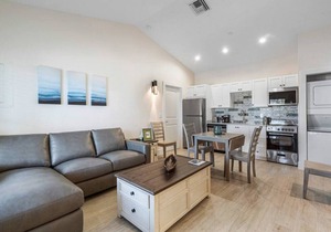 Bermuda Bungalows #4 🌴🏄‍♀️Quick Walk to Public Beach 🏊🩴Pool/Spa On-Site 🏖️🌅Downtown Singer Island 🌊😎Walk to Restuarants, Bars, Shops 🐬🌞Free On-Site Parking!