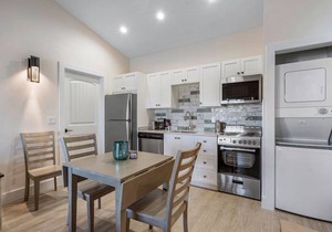 Bermuda Bungalows #4 🌴🏄‍♀️Quick Walk to Public Beach 🏊🩴Pool/Spa On-Site 🏖️🌅Downtown Singer Island 🌊😎Walk to Restuarants, Bars, Shops 🐬🌞Free On-Site Parking!