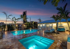Bermuda Bungalows #4 🌴🏄‍♀️Quick Walk to Public Beach 🏊🩴Pool/Spa On-Site 🏖️🌅Downtown Singer Island 🌊😎Walk to Restuarants, Bars, Shops 🐬🌞Free On-Site Parking!