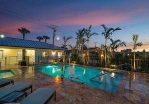 Bermuda Bungalows #4 🌴🏄‍♀️Quick Walk to Public Beach 🏊🩴Pool/Spa On-Site 🏖️🌅Downtown Singer Island 🌊😎Walk to Restuarants, Bars, Shops 🐬🌞Free On-Site Parking!