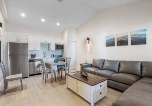 Bermuda Bungalows #5 🌴🏄‍♀️Quick Walk to Public Beach 🏊🩴Pool/Spa On-Site 🏖️🌅Downtown Singer Island 🌊😎Walk to Restuarants, Bars, Shops 🐬🌞Free On-Site Parking!