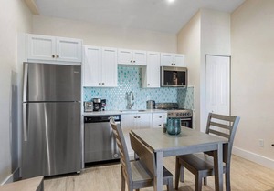 Bermuda Bungalows #5 🌴🏄‍♀️Quick Walk to Public Beach 🏊🩴Pool/Spa On-Site 🏖️🌅Downtown Singer Island 🌊😎Walk to Restuarants, Bars, Shops 🐬🌞Free On-Site Parking!