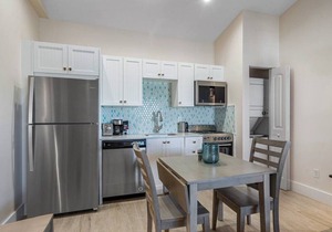 Bermuda Bungalows #5 🌴🏄‍♀️Quick Walk to Public Beach 🏊🩴Pool/Spa On-Site 🏖️🌅Downtown Singer Island 🌊😎Walk to Restuarants, Bars, Shops 🐬🌞Free On-Site Parking!