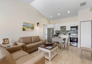 Bermuda Bungalows #6 🌴🏄‍♀️Quick Walk to Public Beach 🏊🩴Pool/Spa On-Site 🏖️🌅Downtown Singer Island 🌊😎Walk to Restuarants, Bars, Shops 🐬🌞Free On-Site Parking!