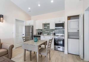 Bermuda Bungalows #6 🌴🏄‍♀️Quick Walk to Public Beach 🏊🩴Pool/Spa On-Site 🏖️🌅Downtown Singer Island 🌊😎Walk to Restuarants, Bars, Shops 🐬🌞Free On-Site Parking!