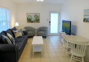 BLUE PARROT INN #1- 1/1 HEATED POOL 1 MI TO BEACH