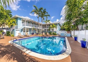 Blue Parrot Inn #2- 1/1 Heated Pool 1 MI to Beach
