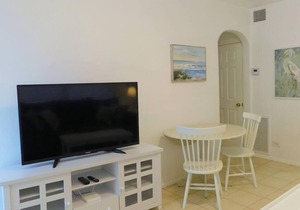 Blue Parrot Inn #7- 1/1 Heated Pool 1 MI to Beach