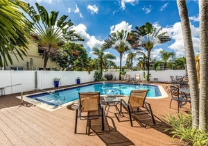 Blue Parrot Inn #7- 1/1 Heated Pool 1 MI to Beach
