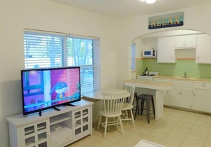 Blue Parrot Inn #8- 1/1 Heated Pool 1 MI to Beach