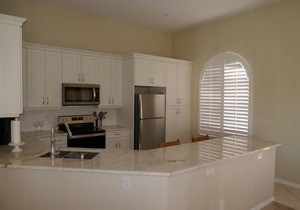 BOUTIQUE 2 BR Condo NEAR BEACH, Access all PELICAN Bay AMENITIES. Pool view !