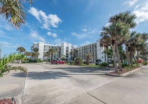 Breathtaking VIEWS ~ Stylish Condo ~ Steps to Beach💕