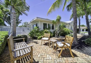 Bright & Airy Luxury Cottage on Juno Beach