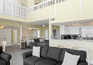 Bright Breezy Spacious Bayview Condo-Walk to Beach