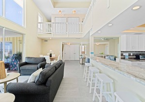 Bright Breezy Spacious Bayview Condo-Walk to Beach