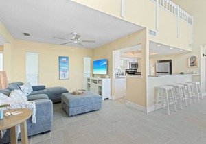 Bright Breezy Spacious Bayview Condo-Walk to Beach