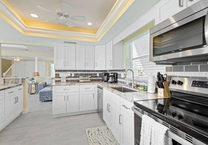 Bright Breezy Spacious Bayview Condo-Walk to Beach