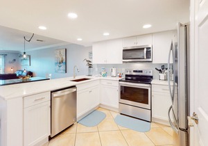 Bright & comfortable gulf-side condo overlooking beach w/WiFi, pool, central AC
