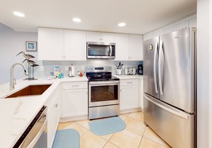 Bright & comfortable gulf-side condo overlooking beach w/WiFi, pool, central AC