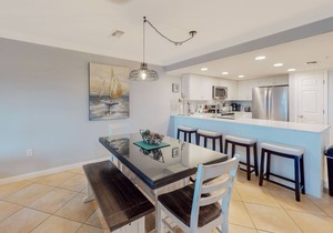Bright & comfortable gulf-side condo overlooking beach w/WiFi, pool, central AC
