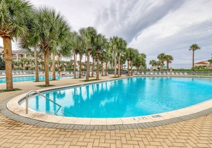 Bright & comfortable gulf-side condo overlooking beach w/WiFi, pool, central AC