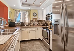 Bright, sunny condo with gorgeous ocean views & pool access!