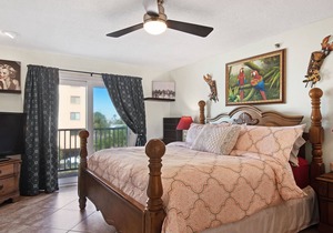 Bright, sunny condo with gorgeous ocean views & pool access!