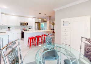 Canal front condo with boat slip, pool access, private deck & fast WiFi