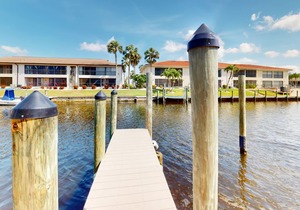 Canal front condo with boat slip, pool access, private deck & fast WiFi