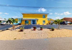 Canal front condo with boat slip, pool access, private deck & fast WiFi
