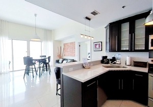 Castle PH3 Oceanfront Penthouse with Free parking, Gym and direct beach access!