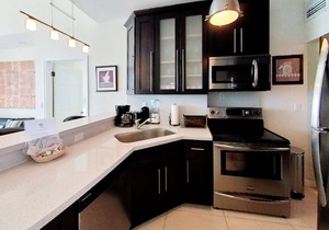 Castle PH3 Oceanfront Penthouse with Free parking, Gym and direct beach access!