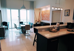 Castle PH3 Oceanfront Penthouse with Free parking, Gym and direct beach access!