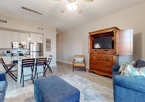Centrally located condo near shopping & the beach w/shared pool & tennis courts