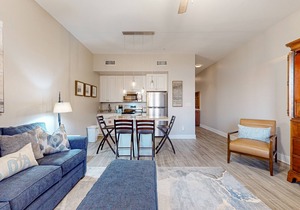 Centrally located condo near shopping & the beach w/shared pool & tennis courts