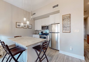 Centrally located condo near shopping & the beach w/shared pool & tennis courts