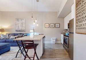 Centrally located condo near shopping & the beach w/shared pool & tennis courts