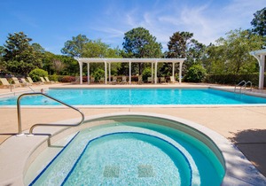 Charming Cottage w/Lake Views, Golf Cart, Beach Tram, Tropical Pool, Hot Tub.