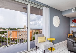 Cheerful, stylish condo w. pool access, close to beaches