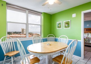 Cheerful, stylish condo w. pool access, close to beaches