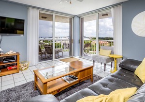 Cheerful, stylish condo w. pool access, close to beaches