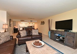 Chinaberry 924 - 2 Bedroom Condo with Private Beach with lounge chairs & umbrella provided, 2 Poo.