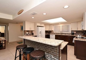 Chinaberry 924 - 2 Bedroom Condo with Private Beach with lounge chairs & umbrella provided, 2 Poo.
