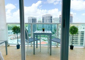 City View Balcony steps from Restaurants, Peacock Park & Marina