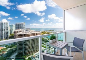 City View Balcony steps from Restaurants, Peacock Park & Marina