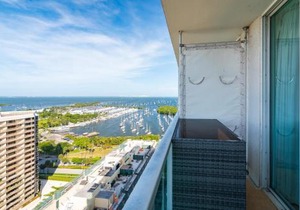 City View Balcony steps from Restaurants, Peacock Park & Marina