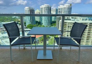 City View Balcony steps from Restaurants, Peacock Park & Marina