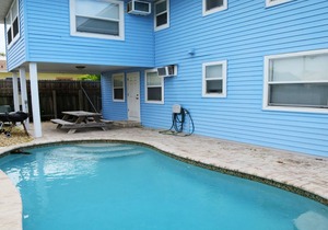 Close to beach, trolley, shops and restaurants!