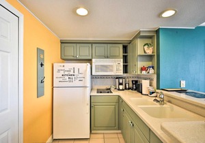 Colorful Ocean-View Studio Steps from the Beach!